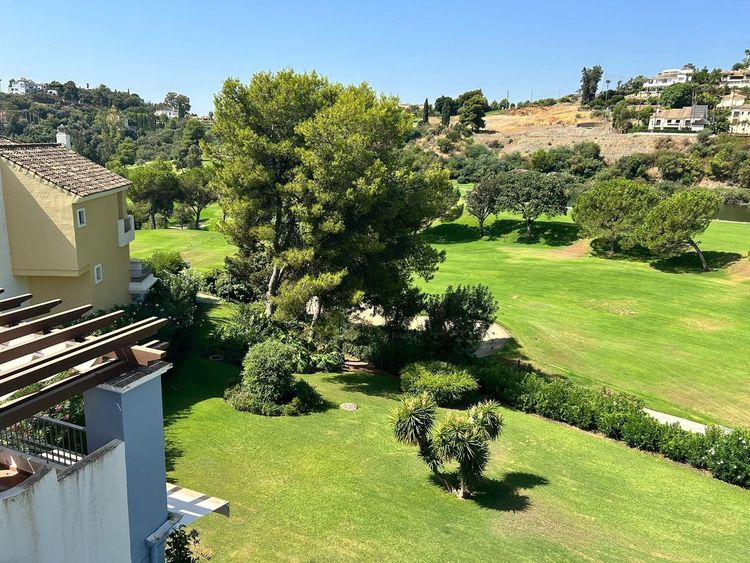 Penthouse | Resale in Los Arqueros in Los Arqueros, Los Arqueros-Puerto del Almendro, Costa del Sol - Photo 2