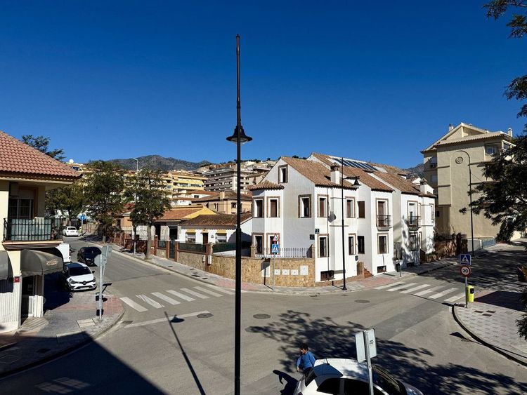 Apartment | Resale in Los Pacos in Los Pacos, Costa del Sol - Photo 3