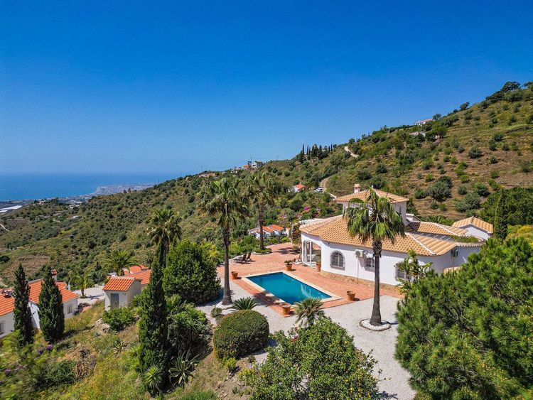 House | Resale in Arenas in Arenas, Costa del Sol - Photo 3