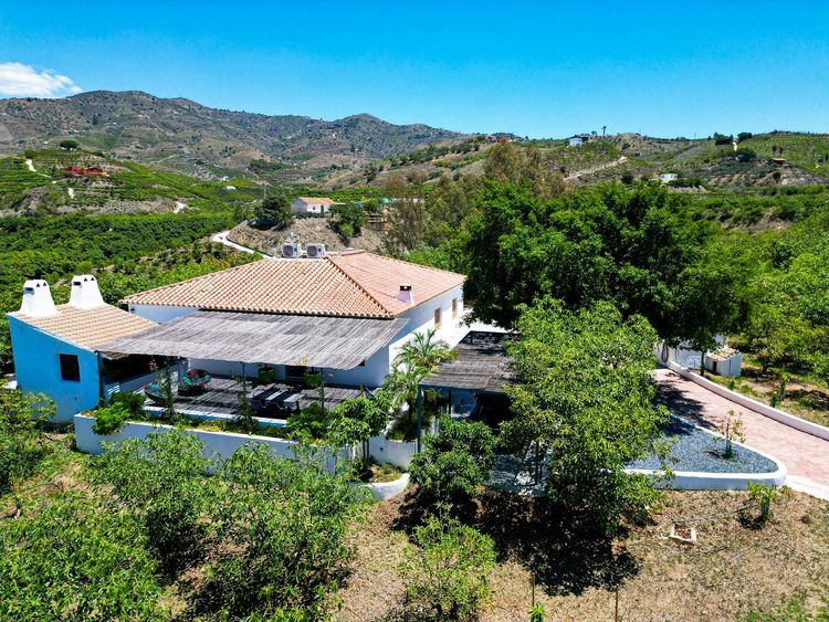 House | Resale in Vélez-Málaga in Vélez-Málaga, Costa del Sol - Photo 2