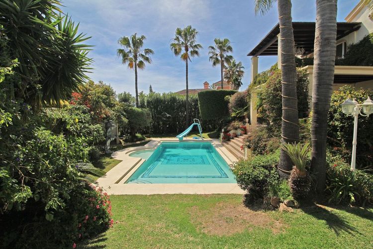 House | Resale in Bahía de Marbella in Bahía de Marbella, Costa del Sol - Photo 3