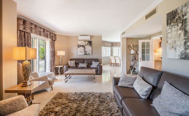 House | Resale in La Quinta in La Quinta, Costa del Sol - Photo 2