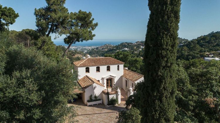 House | Resale in El Madroñal in El Madroñal, Costa del Sol - Photo 2