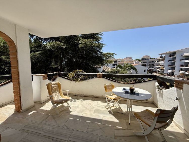 Apartment | Resale in Calahonda in Calahonda, Costa del Sol - Photo 2