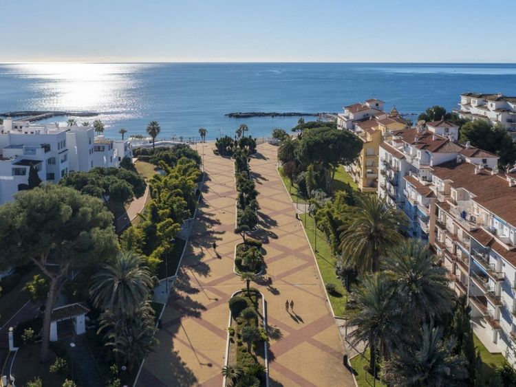 Penthouse | Resale in Puerto Banús in Puerto Banús, Costa del Sol - Photo 2