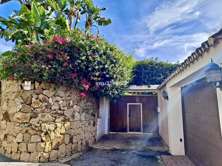 House | Resale in Calahonda in Calahonda, Costa del Sol - Photo 4