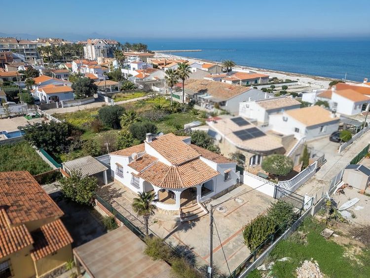 House | Resale in Denia in Denia, Costa Blanca - Photo 2