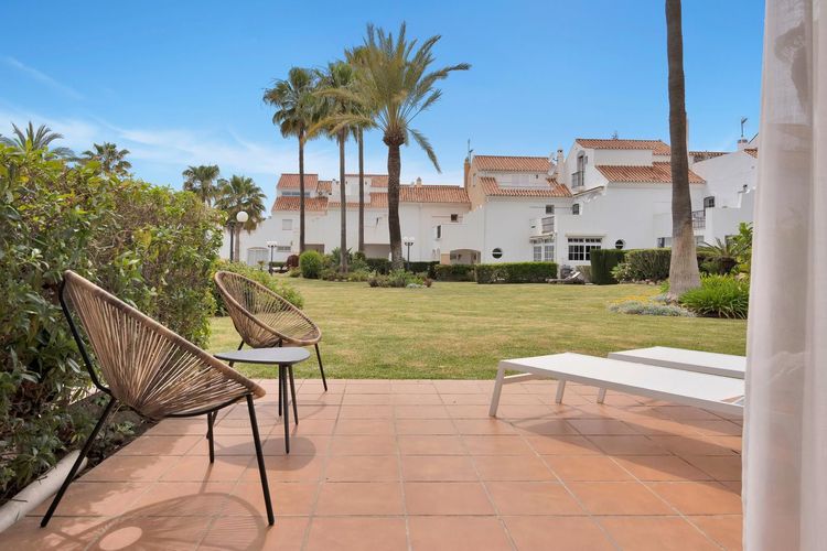 House | Resale in Estepona in Estepona, Costa del Sol - Photo 2