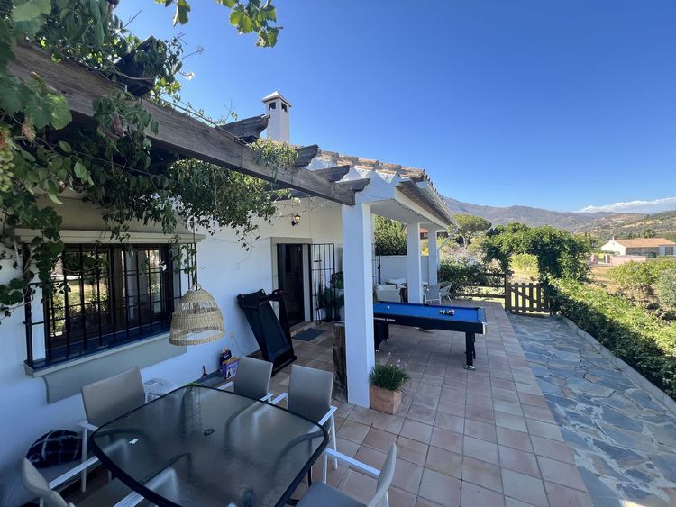 House | Resale in Estepona in Estepona, Costa del Sol - Photo 4