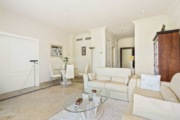 Apartment | Resale in Los Flamingos in Los Flamingos, Costa del Sol - Photo 3