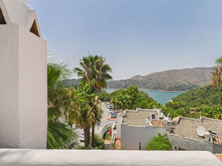 House | Resale in Istán in Istán, Costa del Sol - Photo 2