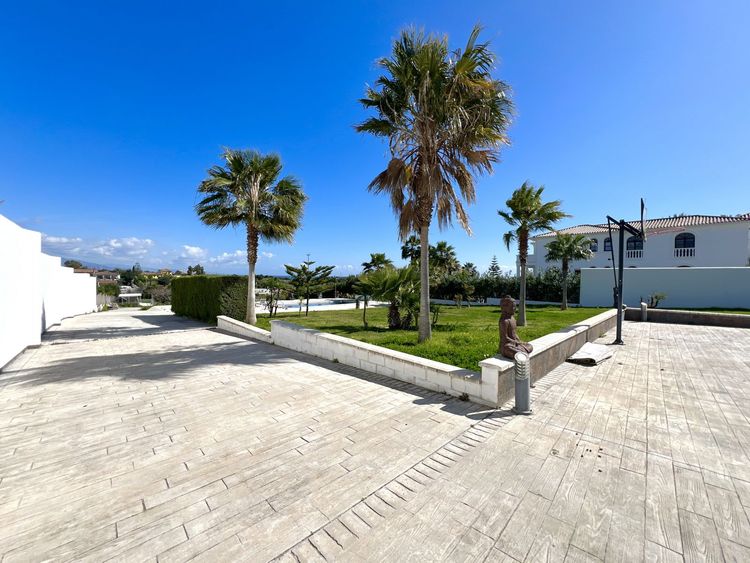 House | Resale in Estepona in Estepona, Costa del Sol - Photo 4
