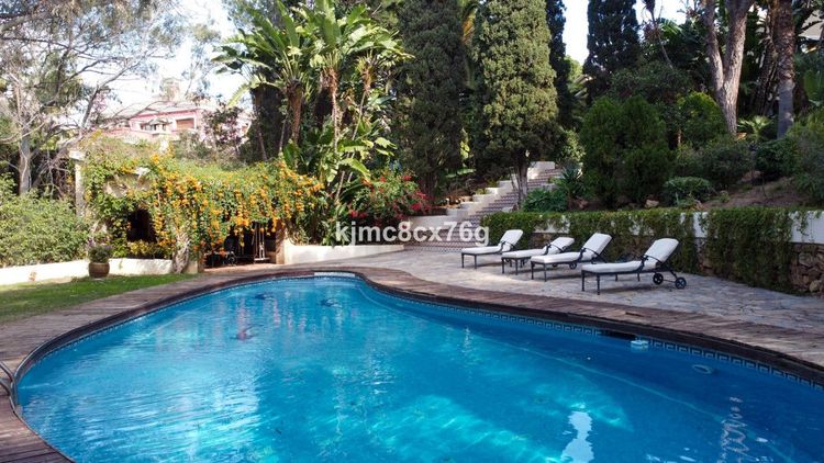 House | Resale in Calahonda in Calahonda, Costa del Sol - Photo 3