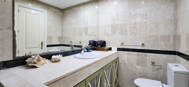 House | Resale in Torre de Benagalbón in Torre de Benagalbón, Costa del Sol - Photo 5