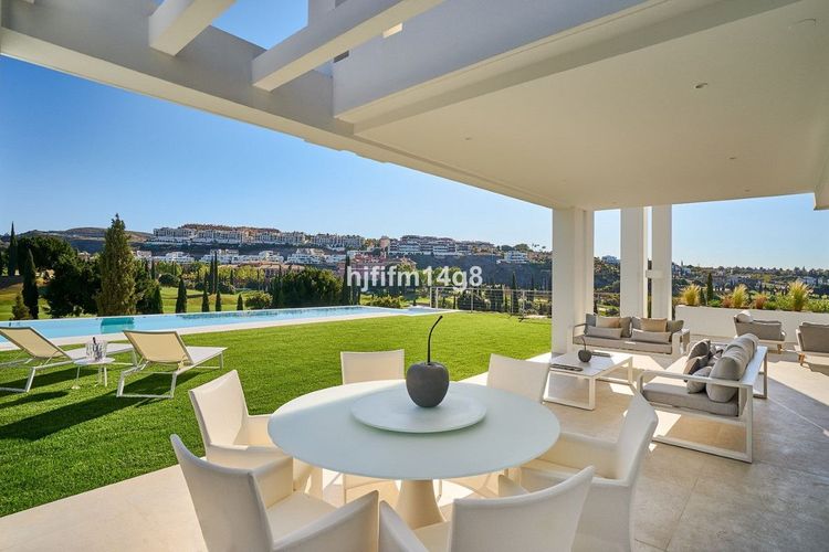 House | Resale in Los Flamingos in Los Flamingos, Costa del Sol - Photo 3