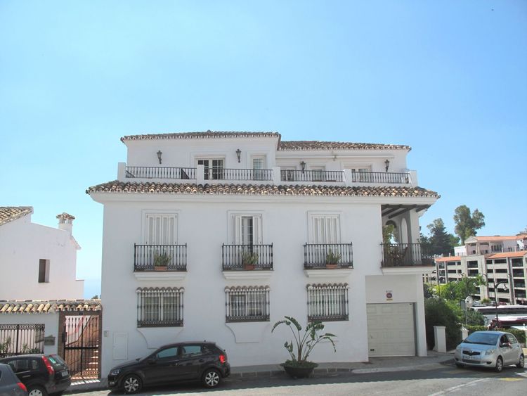 listing card gallery
