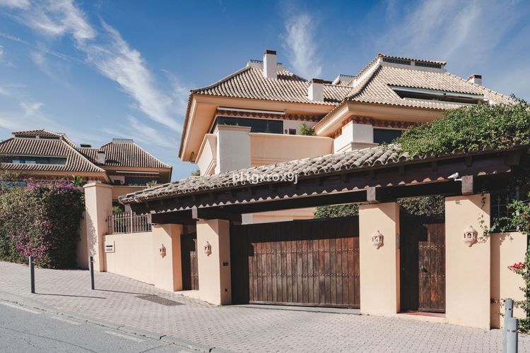 Apartment | Resale in Nueva Andalucía in Nueva Andalucía, Costa del Sol - Photo 2