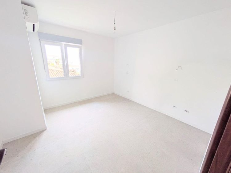 Apartment | Resale in La Carihuela in La Carihuela, Costa del Sol - Photo 5