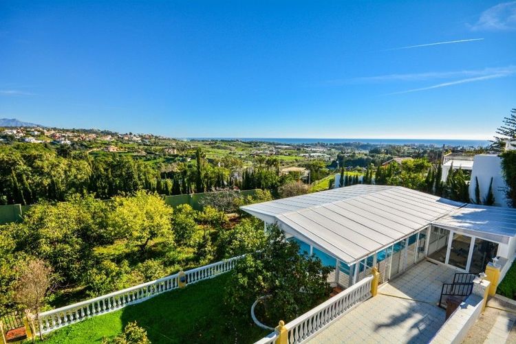 House | Resale in Estepona in Estepona, Costa del Sol - Photo 2