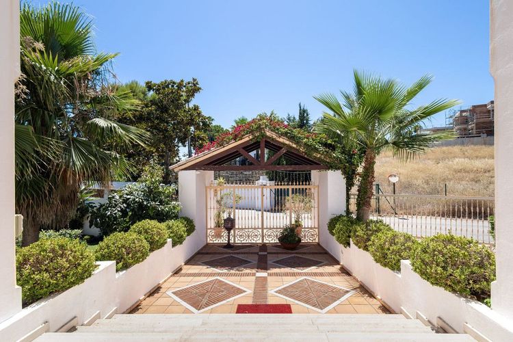 House | Resale in El Paraiso in El Paraiso, Costa del Sol - Photo 5