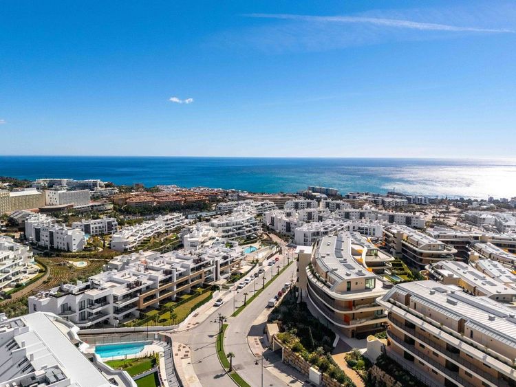 Apartment | Resale in Fuengirola in Fuengirola Others, Costa del Sol - Photo 2