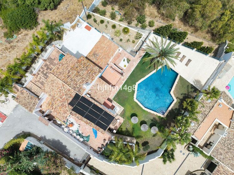 House | Resale in Estepona in Estepona, Costa del Sol - Photo 2
