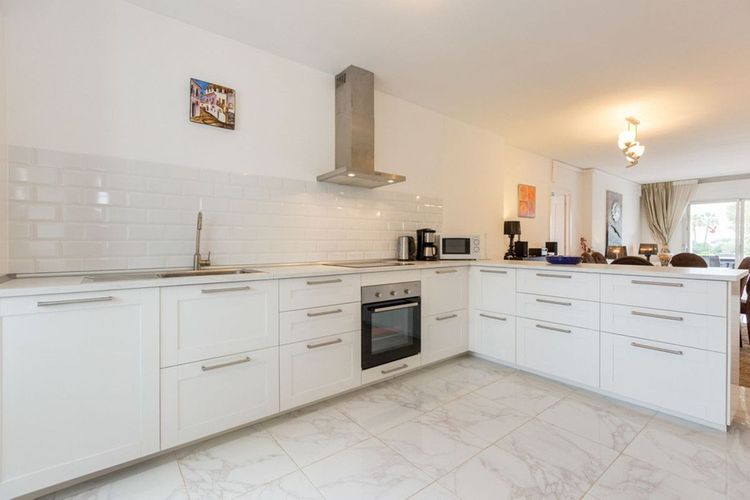 Apartment | Resale in Puerto Banús in Puerto Banús, Nueva Andalucía, Costa del Sol - Photo 4