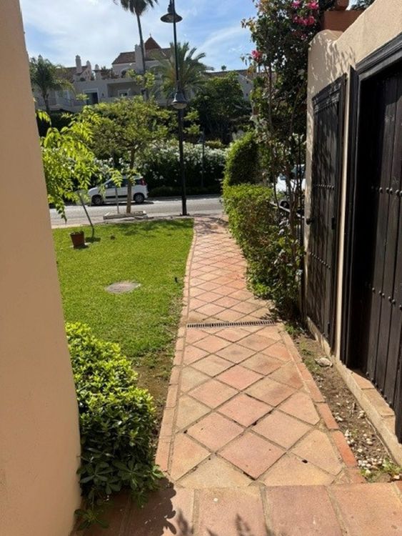 House | Resale in El Paraiso in El Paraiso, Costa del Sol - Photo 2