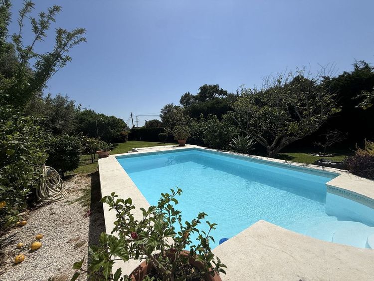 House | Resale in Estepona in Estepona, Costa del Sol - Photo 2