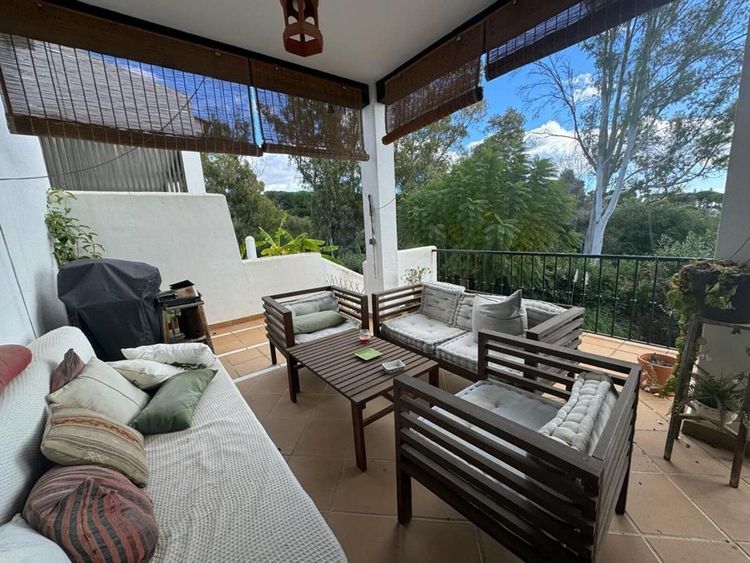 House | Resale in Aloha in Aloha, Costa del Sol - Photo 2