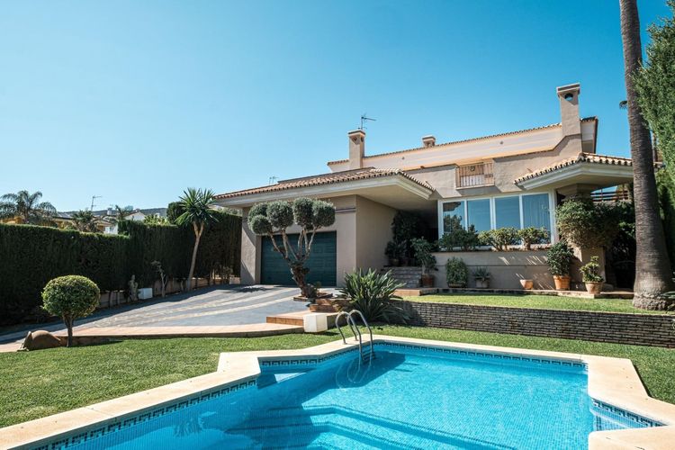 House | Resale in Alhaurín de la Torre in Alhaurín de la Torre, Costa del Sol - Photo 2