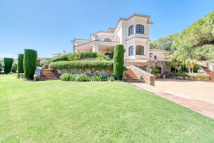 House | Resale in Sotogrande in Sotogrande Others, Costa del Sol - Photo 2