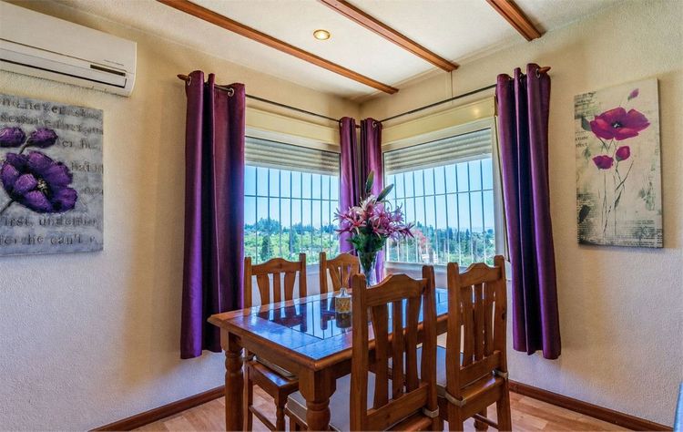House | Resale in Estepona in Estepona, Costa del Sol - Photo 2