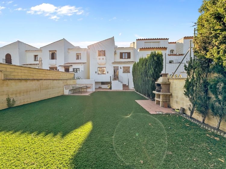 House | Resale in La Duquesa in La Duquesa, Costa del Sol - Photo 2