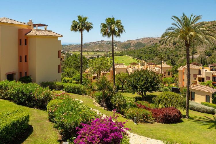 Apartment | Resale in Los Arqueros in Los Arqueros, Costa del Sol - Photo 2