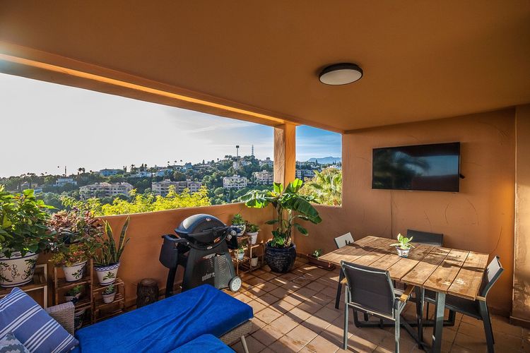 Apartment | Resale in Elviria in Elviria, Costa del Sol - Photo 2