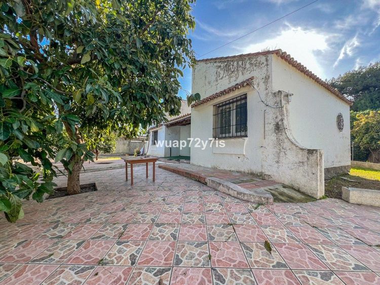 House | Resale in Estepona in Estepona, Costa del Sol - Photo 4