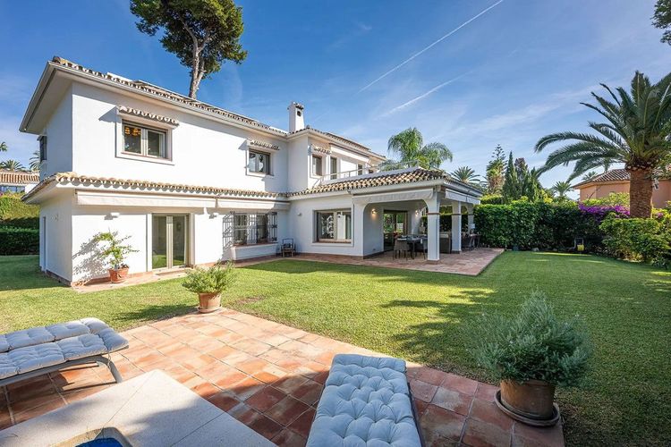 House | Resale in Los Monteros in Los Monteros, Costa del Sol - Photo 3