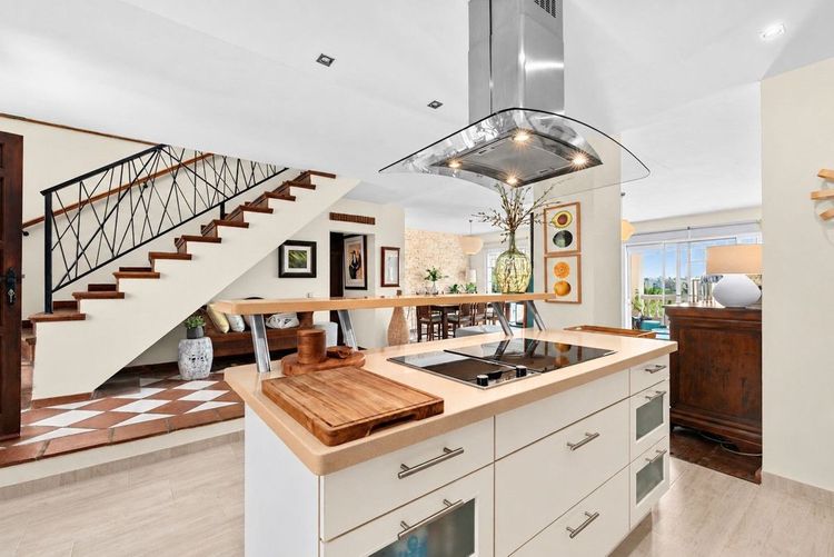 House | Resale in Estepona in Estepona, Costa del Sol - Photo 4
