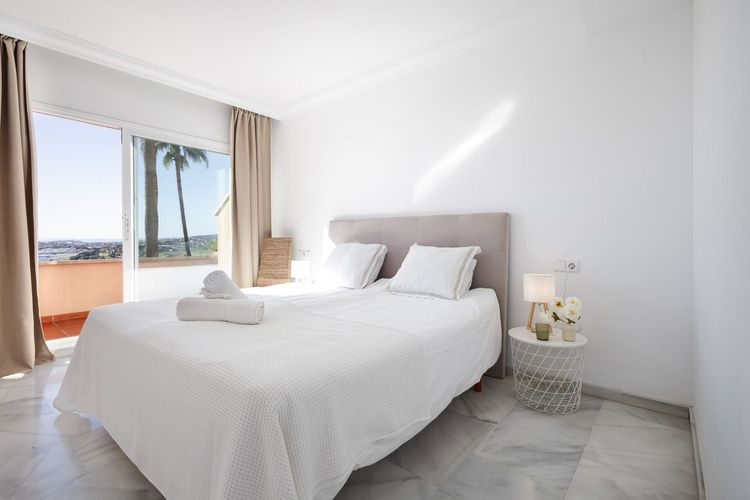 Apartment | Resale in Nueva Andalucía in Nueva Andalucía, Costa del Sol - Photo 5