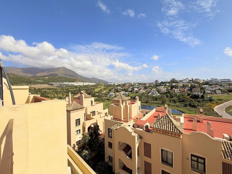 Penthouse | Resale in Estepona in Estepona, Costa del Sol - Photo 3