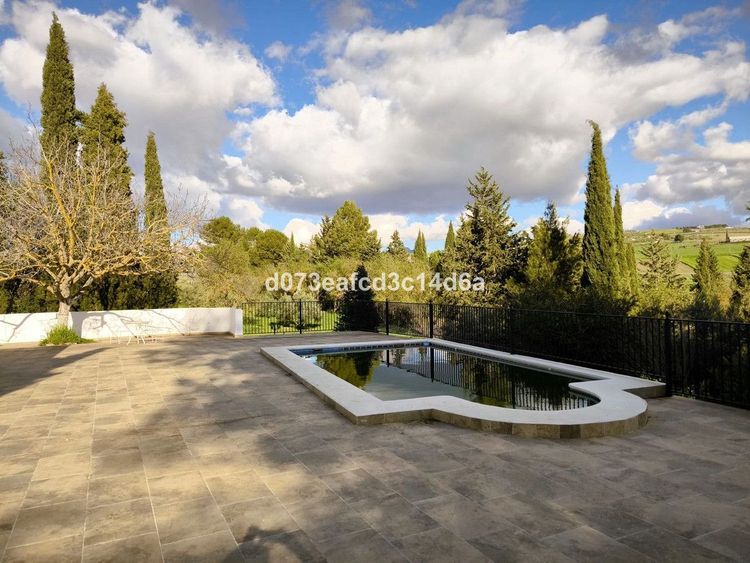 House | Resale in Arriate in Arriate, Costa del Sol - Photo 3