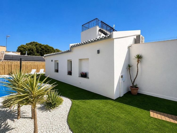 House | Resale in Punta Prima in Punta Prima, Costa Blanca - Photo 4