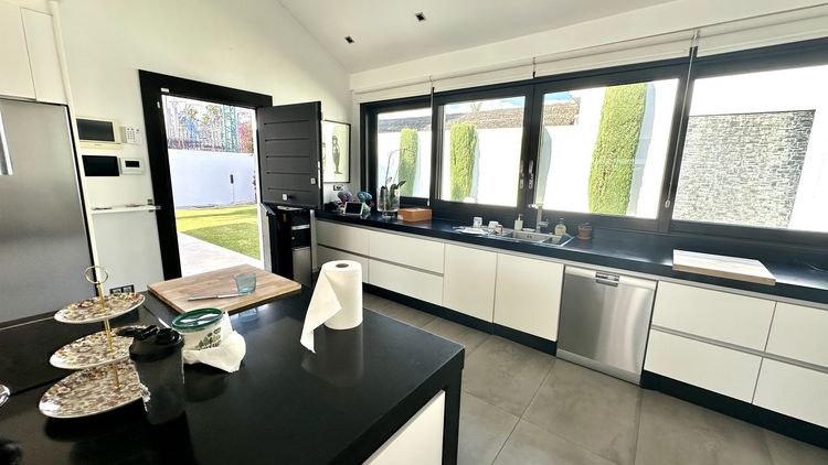 House | Resale in Guadalmina Baja in Guadalmina Baja, Costa del Sol - Photo 4