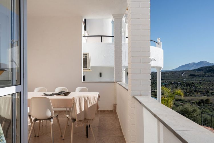 House | Resale in Monda in Monda, Costa del Sol - Photo 4