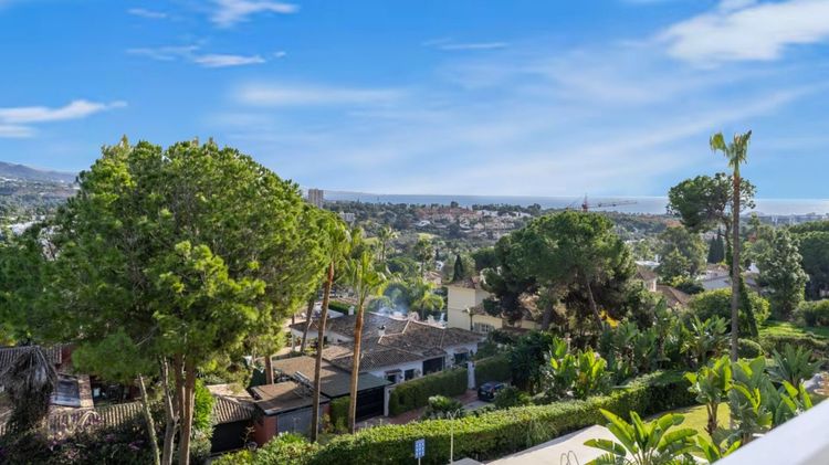 Apartment | Resale in Nueva Andalucía in Nueva Andalucía Others, Costa del Sol - Photo 5