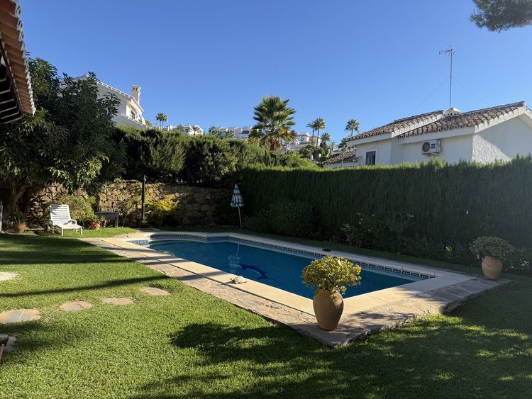 House | Resale in Calahonda in Calahonda, Costa del Sol - Photo 2