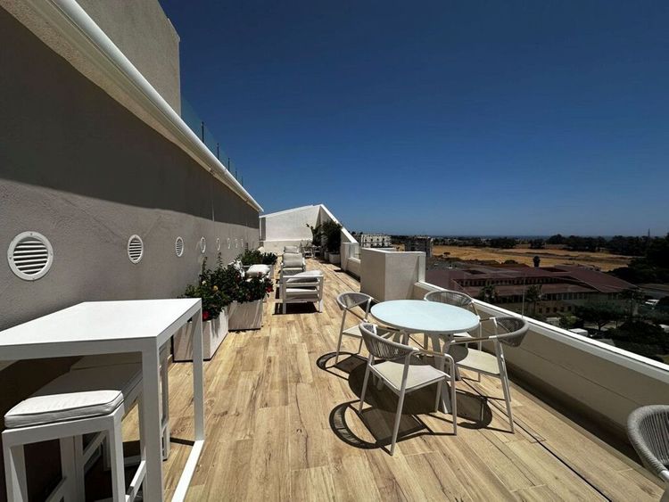 Apartment | Resale in Nueva Andalucía in Nueva Andalucía Others, Costa del Sol - Photo 2