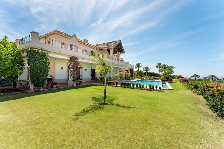 House | Resale in Estepona in Estepona, Costa del Sol - Photo 5
