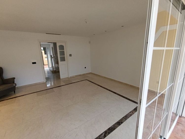 House | Resale in Calahonda in Calahonda, Costa del Sol - Photo 4